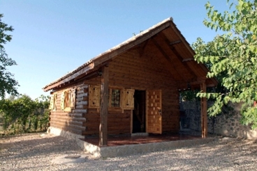 Acogedora casita de madera con chimenea y aire - admite mascotas