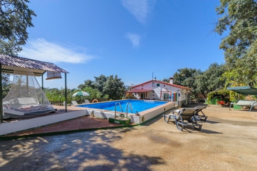 Casa rural con relajante zona exterior ideal para niños y senderistas