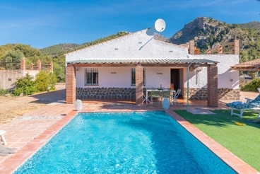Villa au calme avec grande piscine  à Alozaina