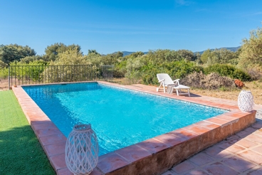 Villa au calme avec grande piscine  à Alozaina