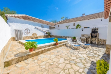 Pet-friendly holiday home with cosy indoor patio - 50 km from Granada