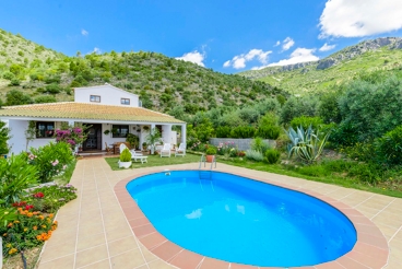 Jolie villa fleurie dans la montagne à Algodonales