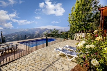 Excelente villa con impresionantes vistas desde la piscina