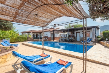 Vakantiehuis dicht bij het strand met zwembad en Wifi in Alhaurín el Grande