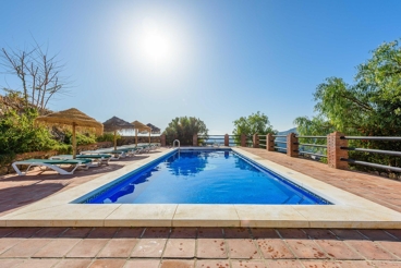 Recently-built villa for big groups in the Axarquía