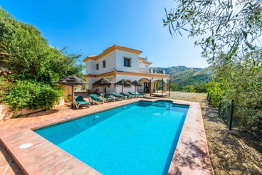 Spectacular holiday villa overlooking the town of Comares and the hills