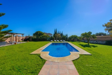 Fabulous villa with magnificent garden in Mijas