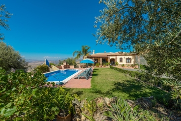 Coqueta casa de vacaciones con jardín y vistas panorámicas en Alcaucín