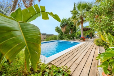 Villa in de buurt van het strand met weelderige omgeving