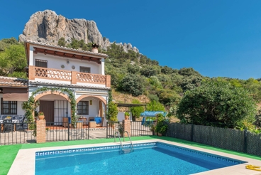 Wundervolles Ferienhaus mit Bergblick direkt vom Pool