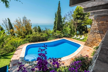 Staggering villa with spacious rooms and sea views on the Costa Tropical