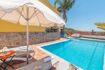 Schön eingerichtetes Ferienhaus mit Grill und Pool neben Salobreña