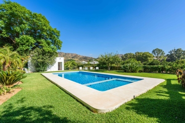 Casa rural con impresionante jardín privado y amplia piscina