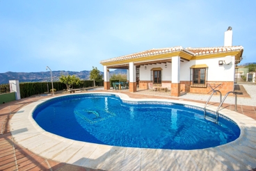 Lovely holiday home with magnificent views and pool