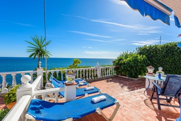 Strandhaus mit gemütlicher Terrasse und einem beeindruckenden Meerblick in Fuengirola