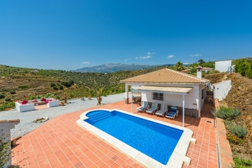 Villa with spacious rooms overlooking the hills