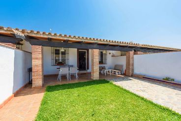 Modern 6-people holiday home in a fenced property near the beach