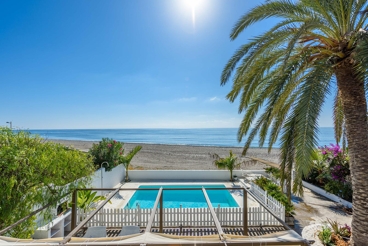 Spectacular beachfront villa on the Tropical Coast
