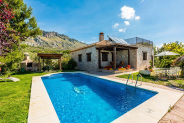 Finca mit Bergblick und Salzwasser-Pool in Antequera