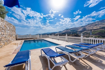Villa met een prachtig uitzicht op zee en ruim terras in Almuñecar