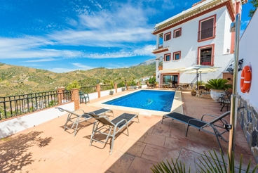 Großes Ferienhaus mit Jacuzzi im Garten und spektakulärem Ausblick