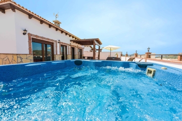 Hübsches Ferienhaus mit Jacuzzi auf der Terrasse und tollem Ausblick