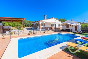 Bonita casa de vacaciones con piscina vallada en Álora