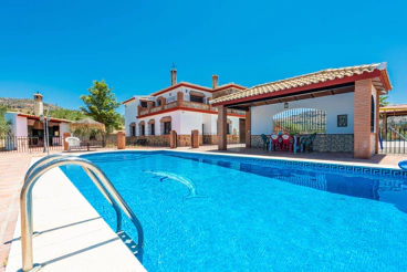 Espaciosa casa rural con piscina vallada y vistas despejadas