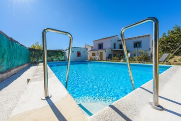 Holiday villa with fenced private pool - for ten people