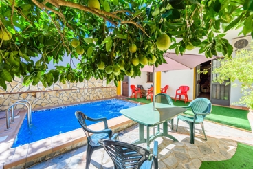 Terraced house with outdoor hydro-massage pool