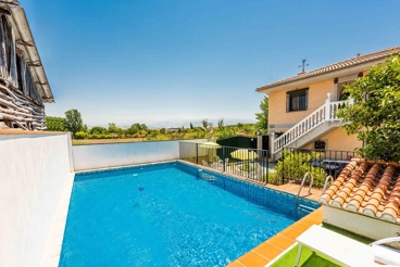 Holiday villa with fenced pool, 10 km from Granada airport