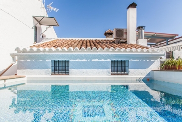 Spacious 6-bedroom holiday villa with colourful porch in Malaga province