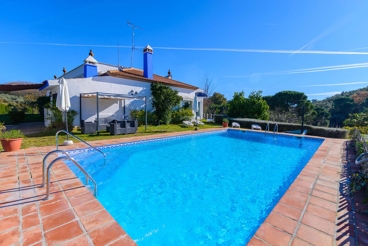 Nice 6-bedroom holiday villa with lovely garden in Seville province