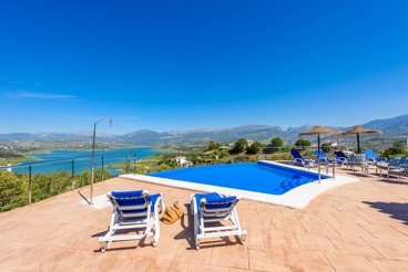 Villa met zoutwater Infinity Pool en adembenemende uitzichten over het meer