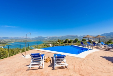 Villa mit Salzwasser-Infinity-Pool und atemberaubendem Seeblick