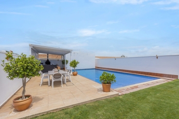 Modern 10-people holiday villa near Seville - all comforts included