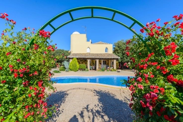 10-people farmhouse with tennis and basketball court