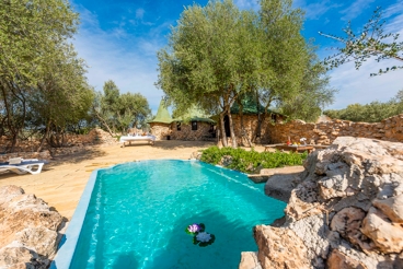 Pittoresque villa entourée d'oliviers dans la province de Cordoue