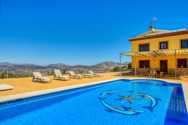Holiday villa for groups with WiFi in Malaga province