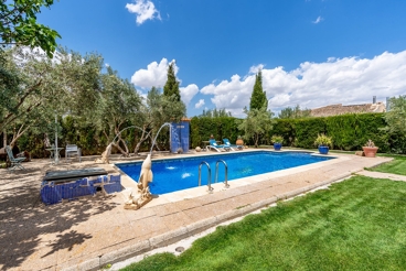 Finca mit Swimming Pool und Kamin in Baza