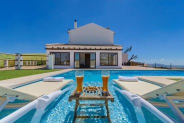 Splendid holiday villa with Jacuzzi and sauna near Antequera