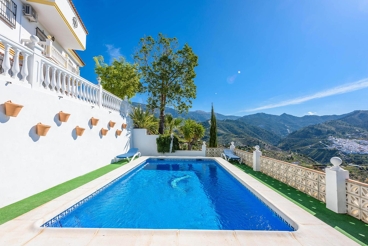Ferienhaus mit Pool und Jacuzzi, nur 20 Km zum Strand, in der Provinz von Málaga