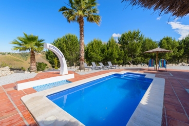 Modern en comfortabel vakantiehuis met verwarmd zwembad en een indrukwekkend uitzicht