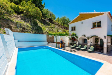 Spacious, two-storey holiday villa in the Sierra de las Nieves