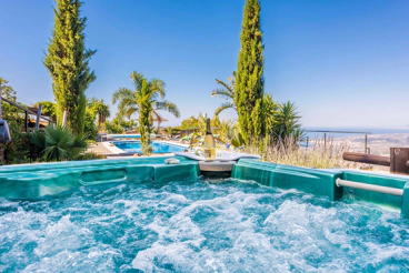 Wunderschönes Ferienhaus mit beheiztem Pool und Jacuzzi in Sayalonga