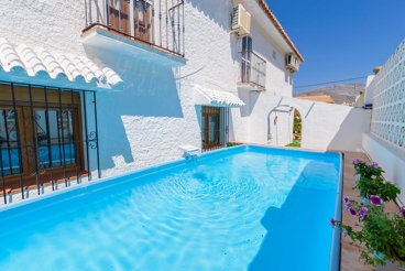3-bedroom holiday home with Wi-Fi in Alcaucín