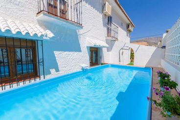 3-bedroom holiday home with Wi-Fi in Alcaucín