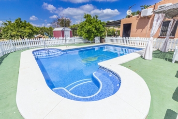 Acogedora casa de vacaciones con piscina vallada y aparcamiento privado