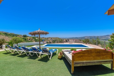 7-people holiday villa with fabulous panoramic terrace in Malaga province