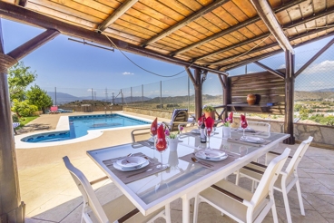 Villa con espléndidos exteriores a 10 km del centro de Málaga capital